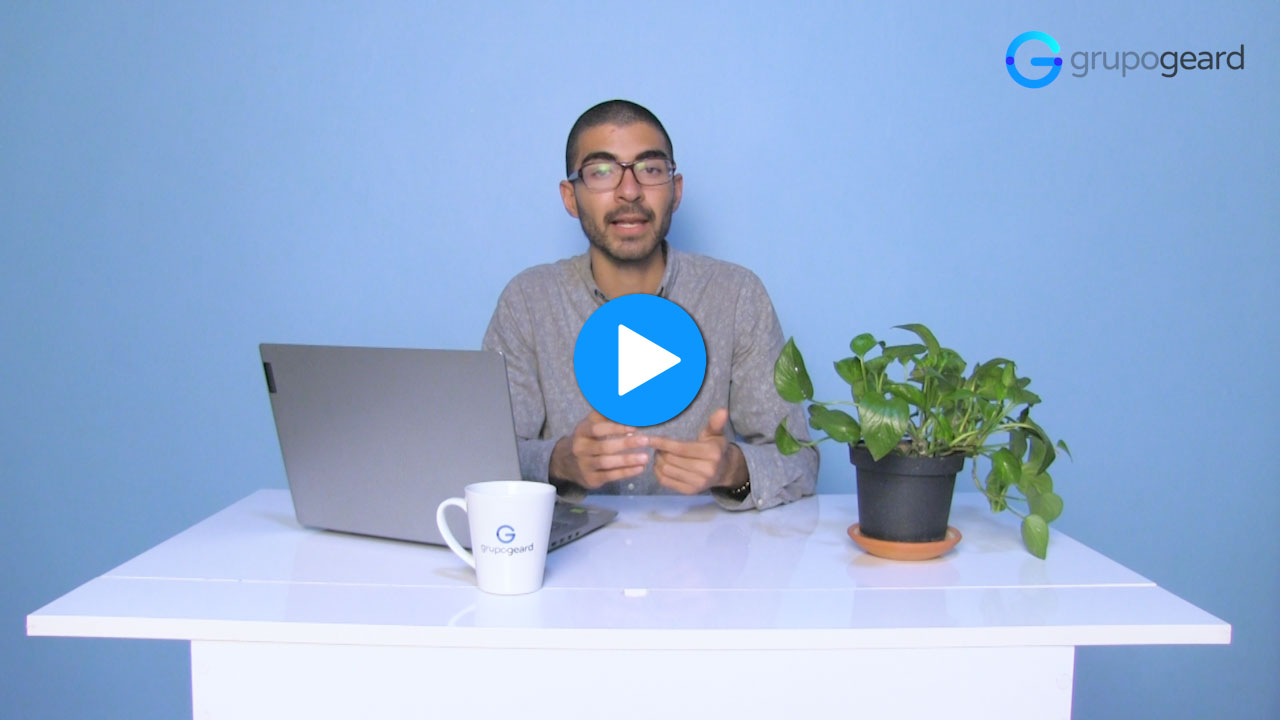 Captura de pantalla del video "La clave para aprobar la prueba escrita para la Convocatoria Boyacá, Cesar y Magdalena" donde aparece el presentador hablando