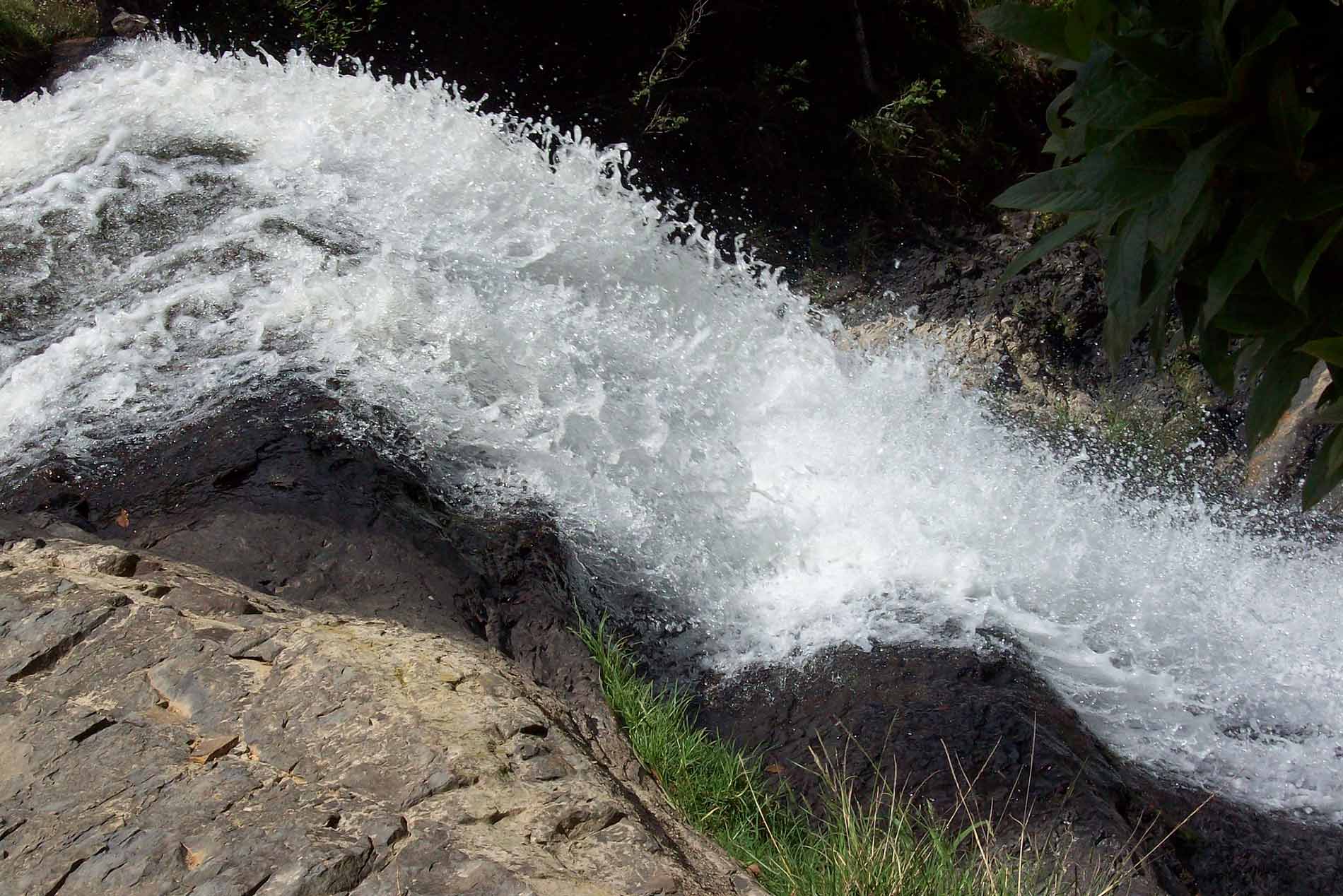 Pequeña cascada de agua.