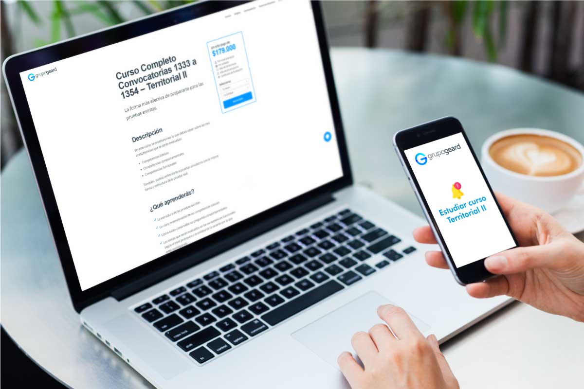 Acercamiento de las manos de un hombre revisando la página web de Grupo Geard en un computador portatil.