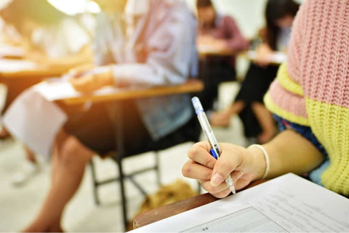 Grupo de estudiantes presentado una prueba.