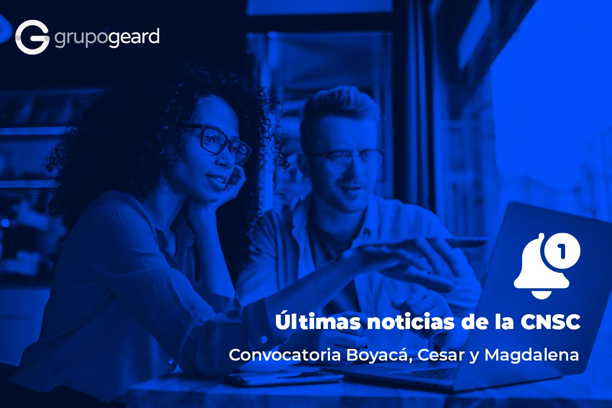 Imagen en fondo azul de dos personas sentadas al frente de un escritorio analizando información en una pantalla de un computador. En la imagen se lee el texto "Ultimas noticias de la CNSC Convocatoria Boyacá, Cesar y Mangdalena"