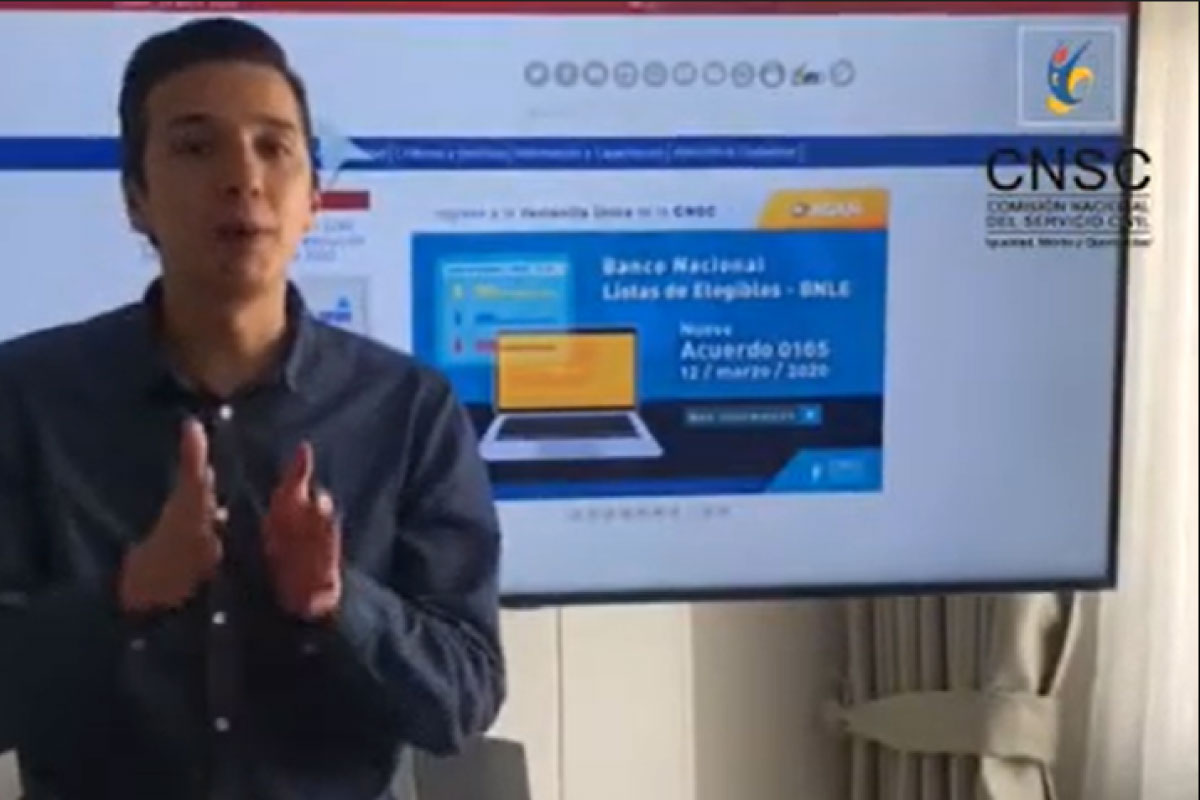 Captura de pantalla del video "Últimas noticias de la CNSC" en donde se ve una persona explicando.