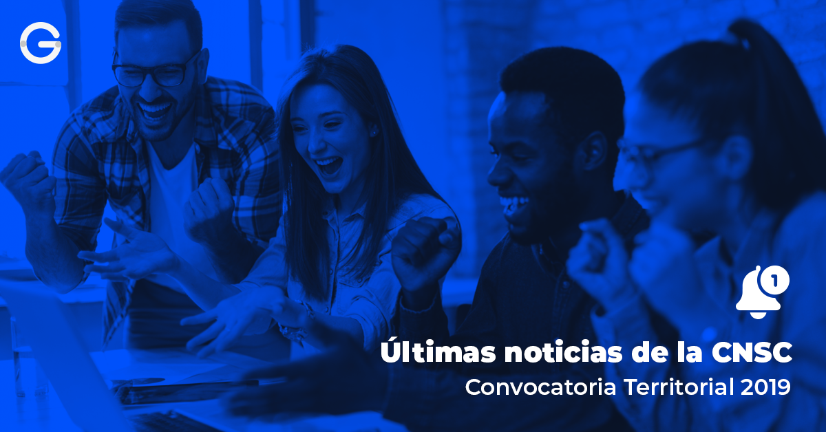 Cuatro personas celebrando alegremente frente al computador