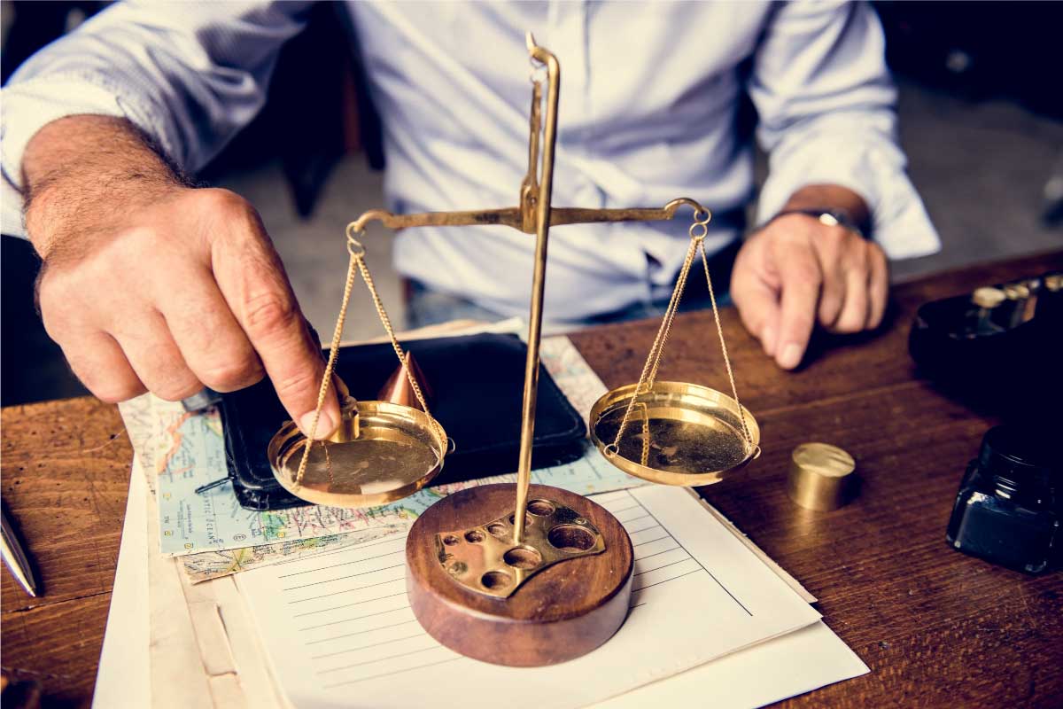 Hombre utilizando una balanza de peso antigua