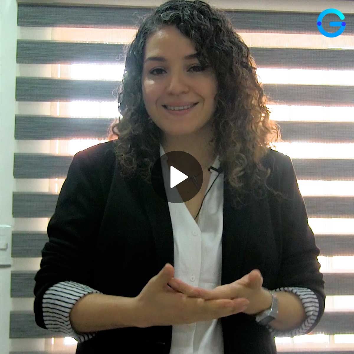 Captura de pantalla de video donde Andrea Holguín habla de su experiencia participando en las convocatorias de a CNSC con Grupo Geard.