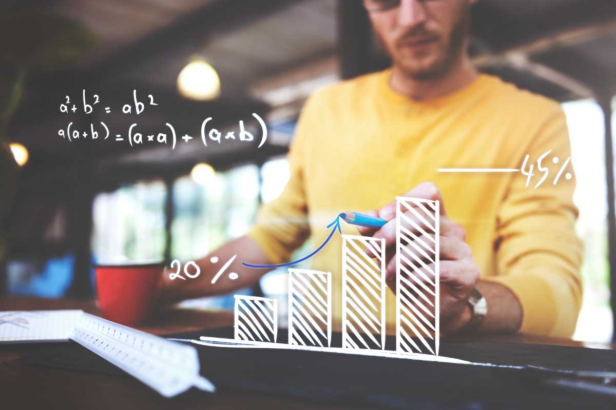 Hombre haciendo una flecha que indica crecimiento en un gráfica estadística superpuesta en la fotografía