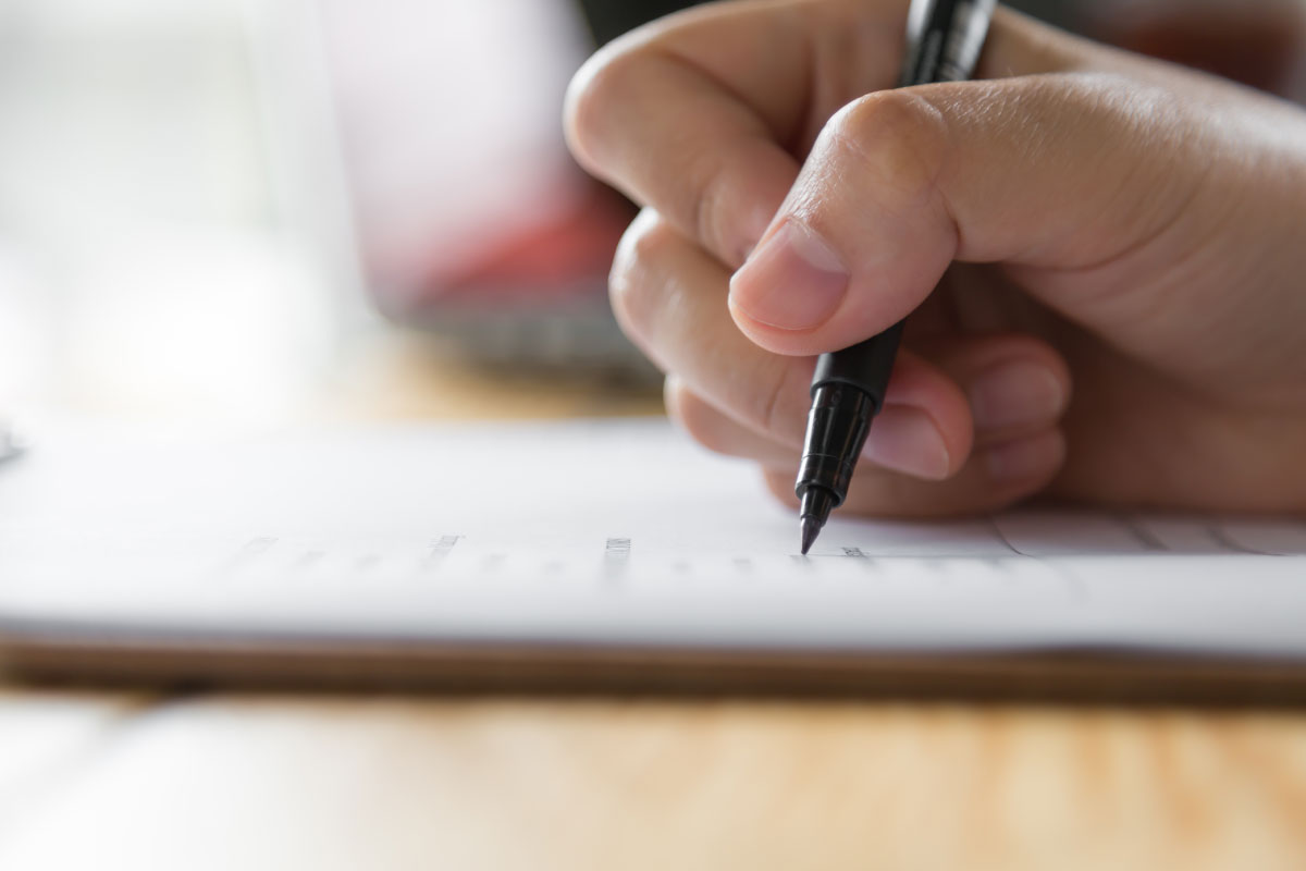 Acercamiento de la mana de una persona escribiendo.