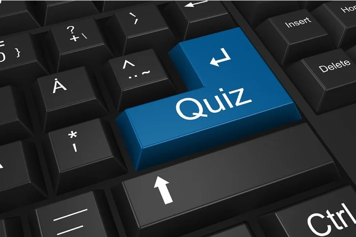 Acercamiento del teclado de un computador en el que se ha cambiado la tecla "enter" por una que dice "quiz".