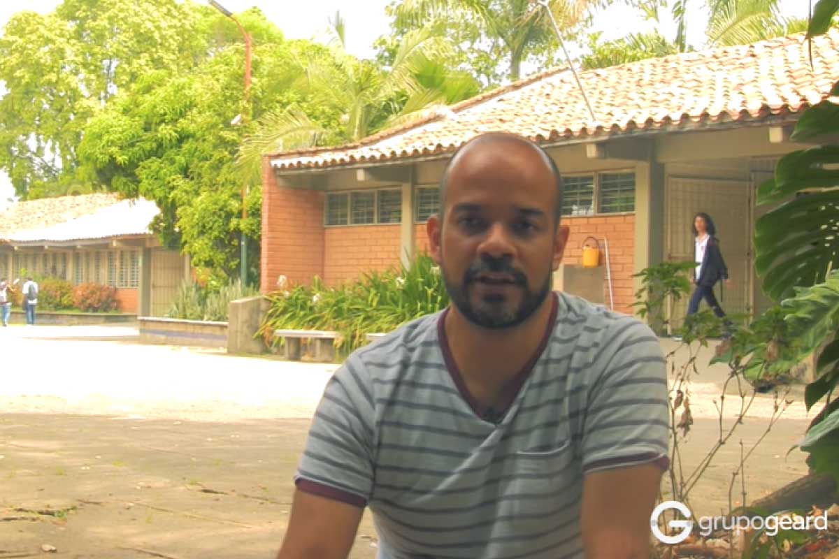 Docente hablando sobre qué tuvo que hacer para quedar un los primeros puestos en el concurso docente 2013.