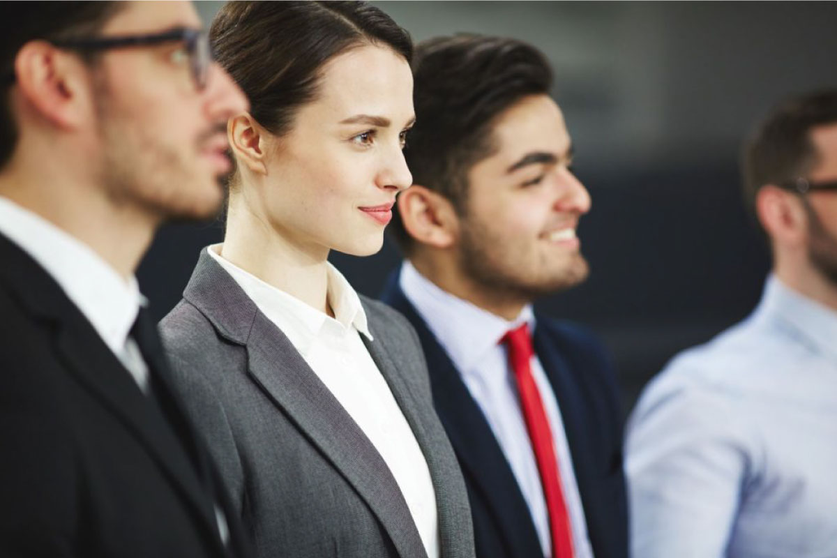 Grupo de ejecutivos sonriendo.