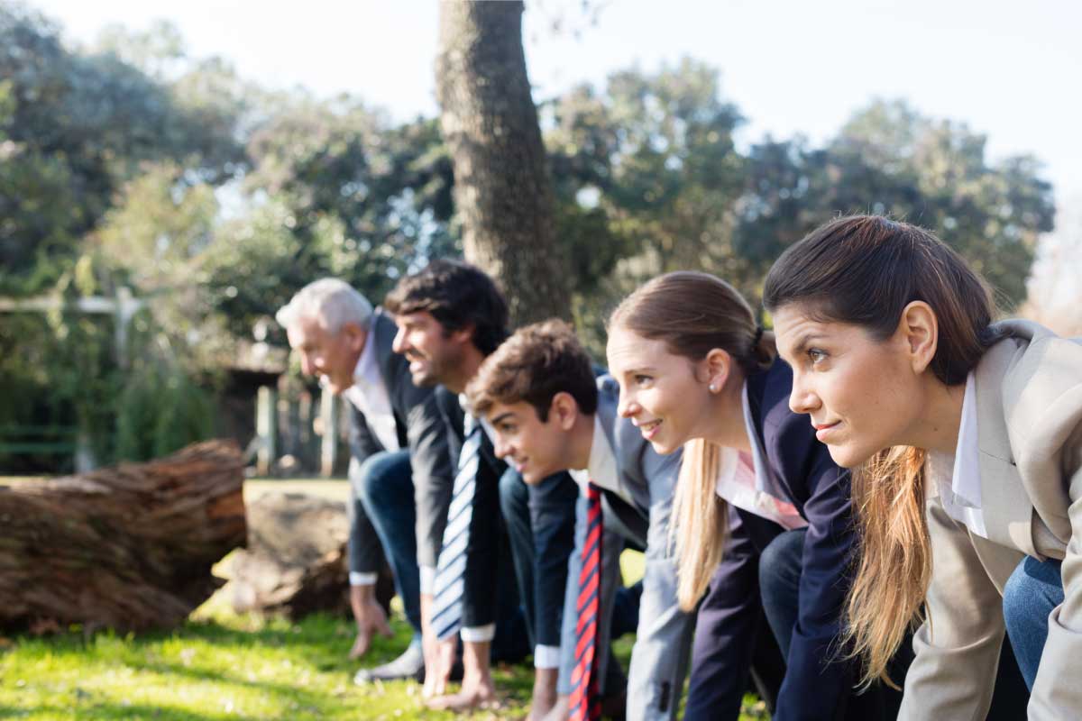 Grupo de personas de negocios apoyadas en el piso para comenzar una carrera.