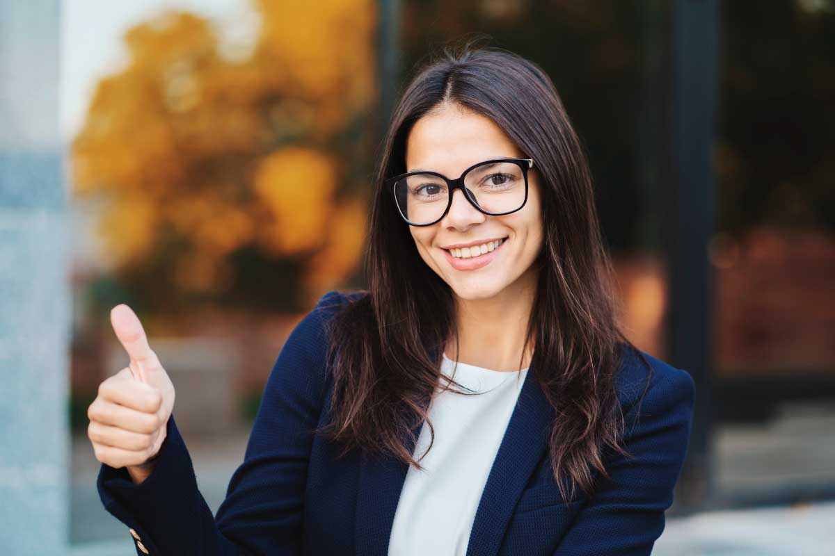 Mujer joven con pulgar arriba.