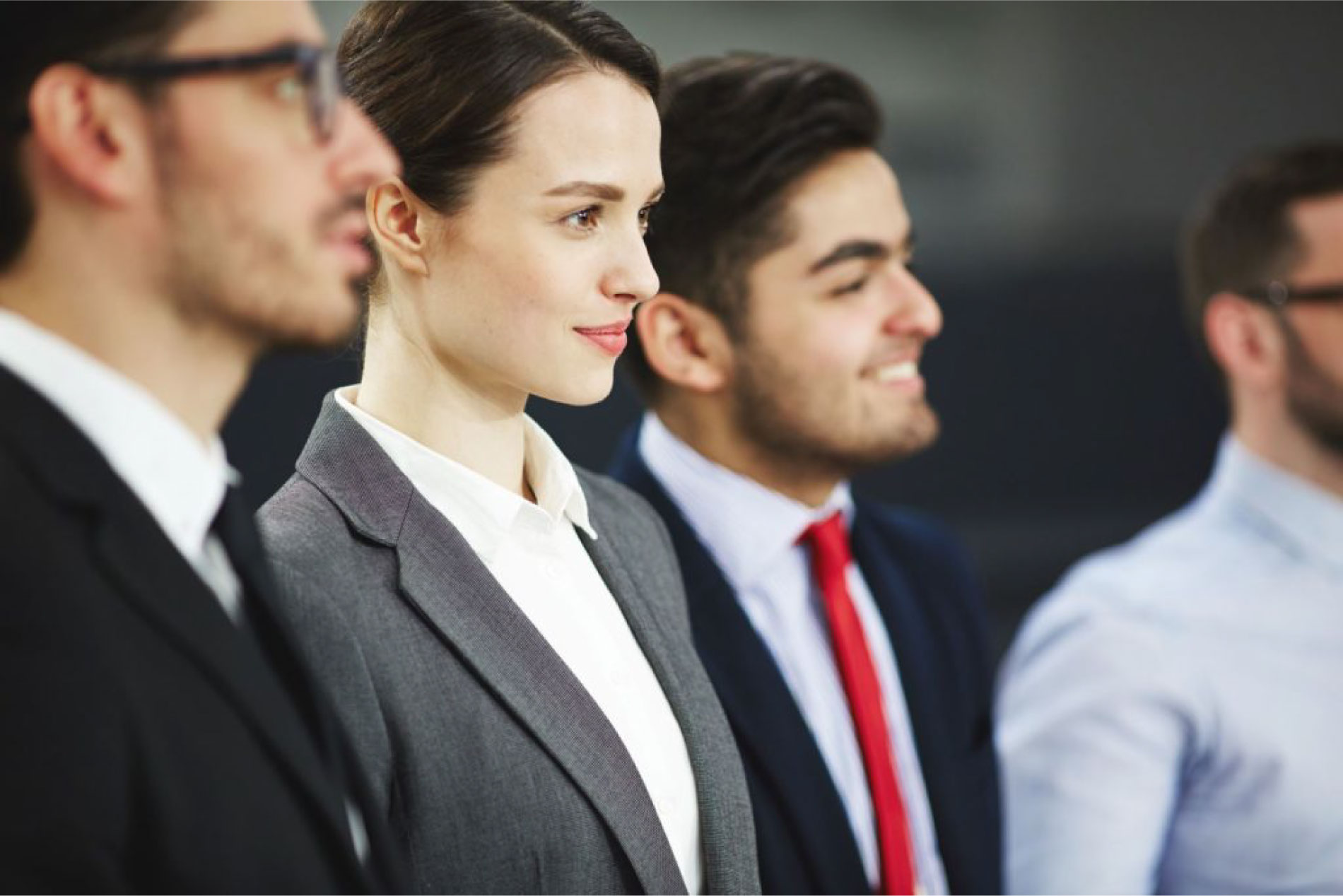 Grupo de personas de negocios sonriendo.