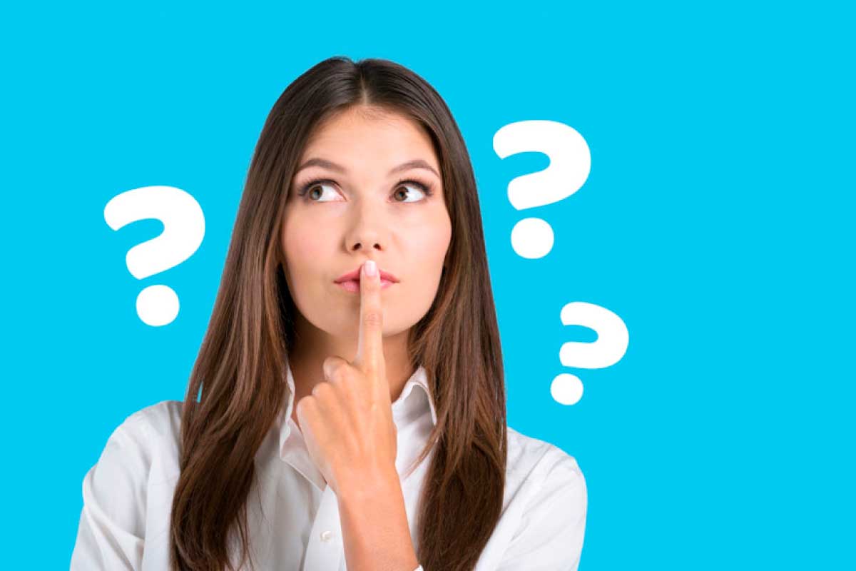 Mujer joven pensando y mirando hacia el lado, con su dedo índice sobre los labios y sobre un fondo azul con signos de interrogación.