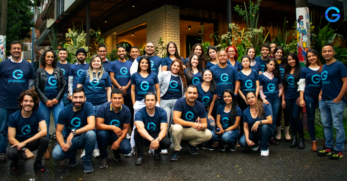 Fotografía del grupo de trabajo de Grupo Geard celebrando su cumpleaños número nueve.