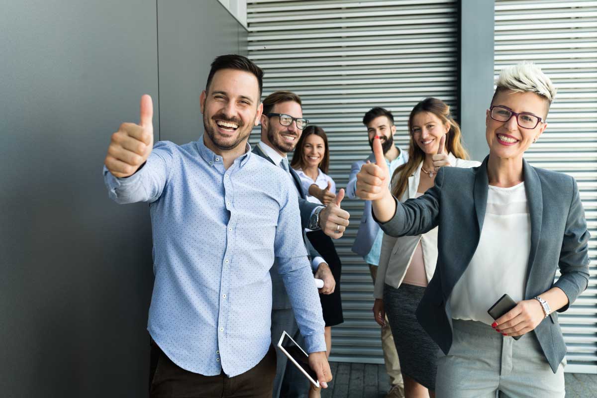 Grupo de seis personas con el pulgar hacia arriba como signo de aprobación