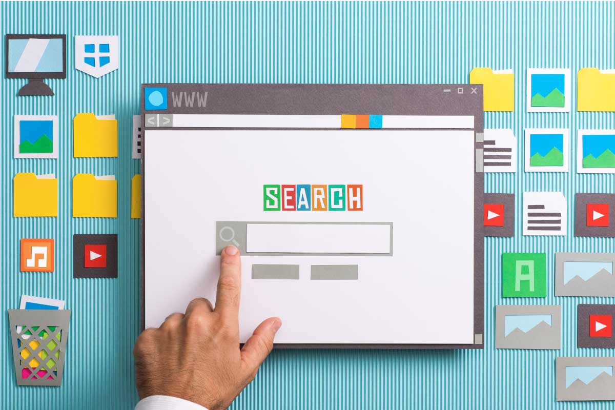 Hombre haciendo clic en botón de búsqueda desde toma superior