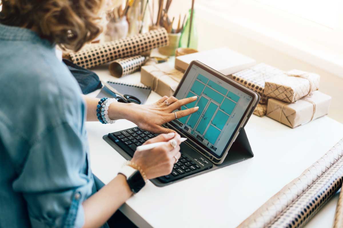 Mujer utilizando un computador táctil