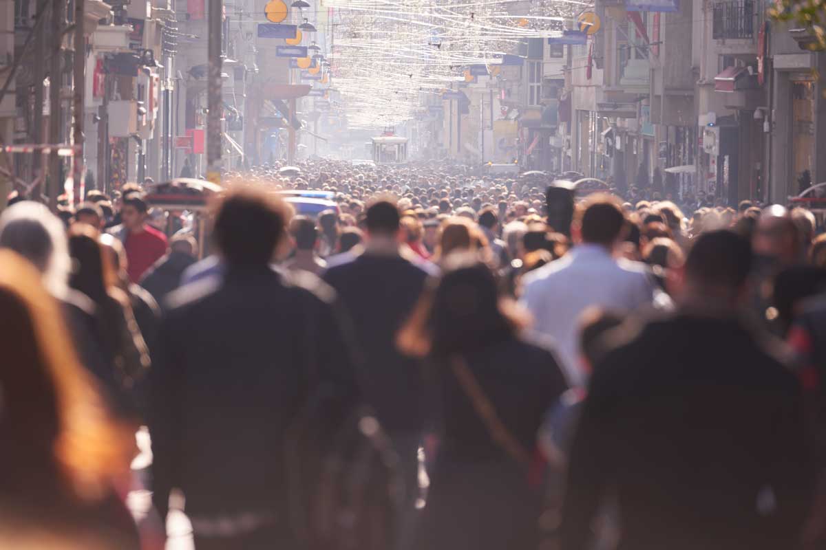 Multitud de personas en una calle.