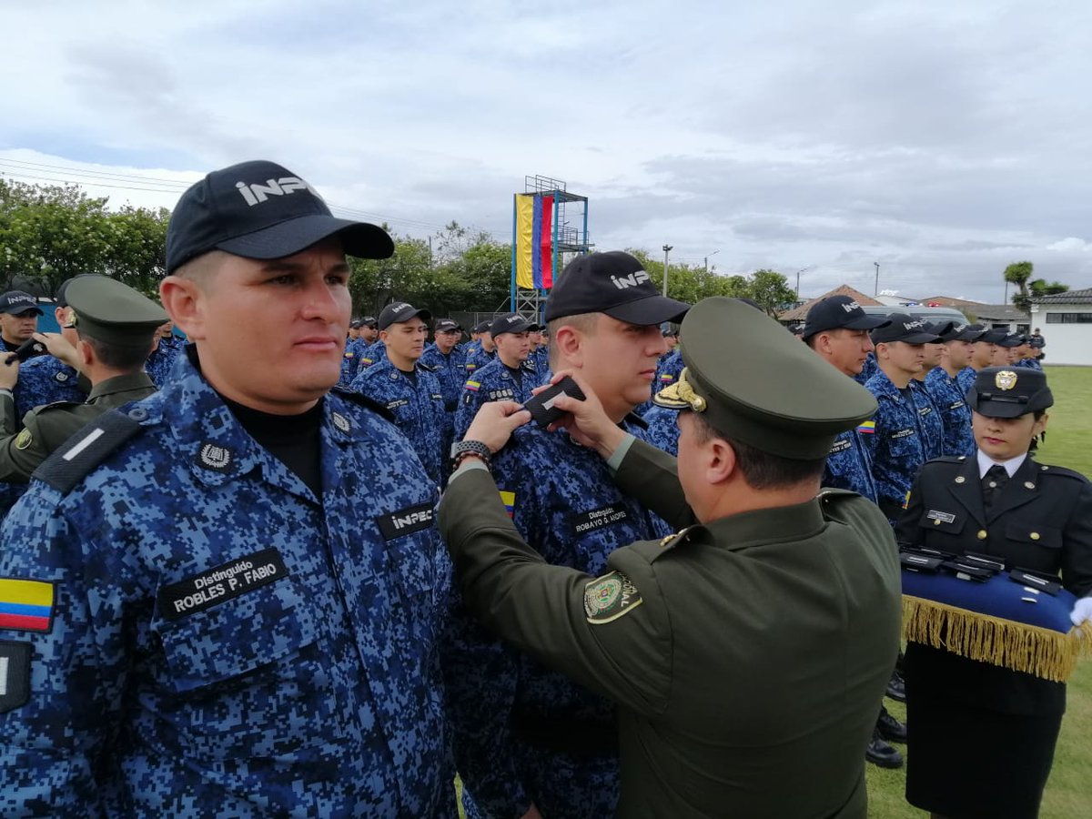 Personal del INPEC siendo condecorados