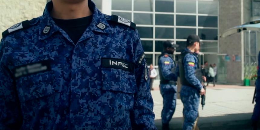 Acercamiento de un funcionario del IMPEC en su uniforme.