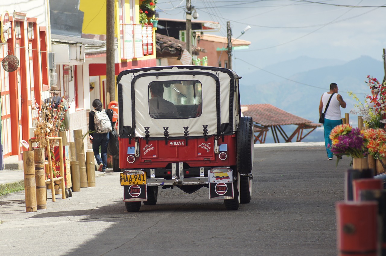Automóvil en una calle de un pueblo colombiano.