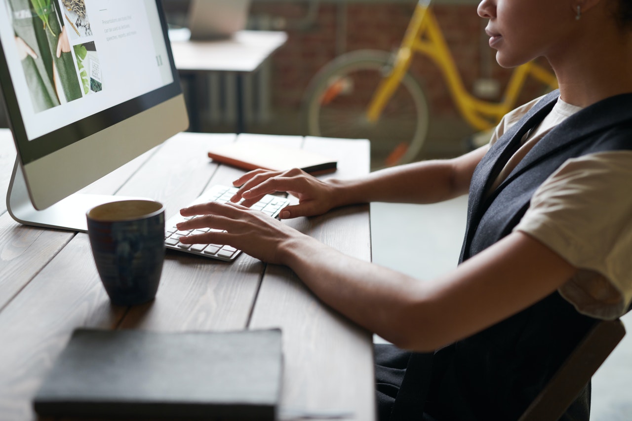 Mujer escribiendo en un computador
