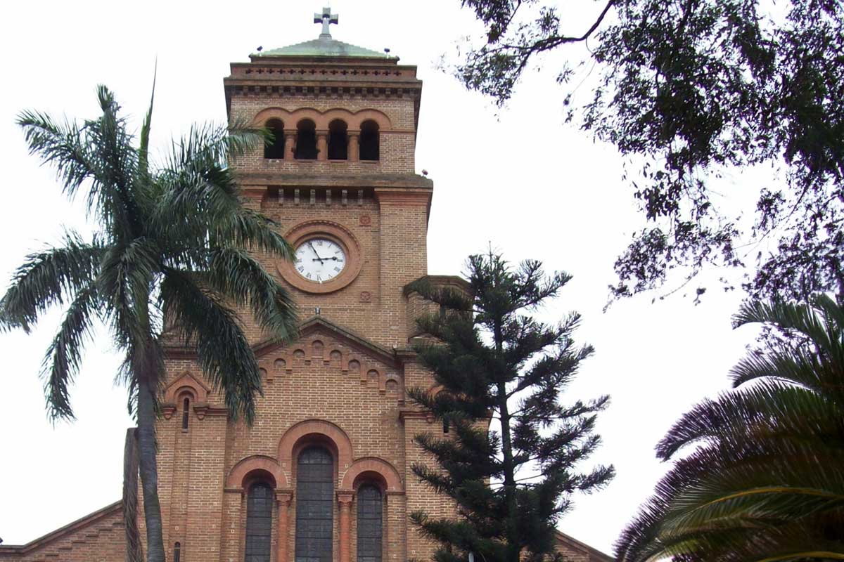 Fachada de la Iglesia de Girardota, Antioquia.