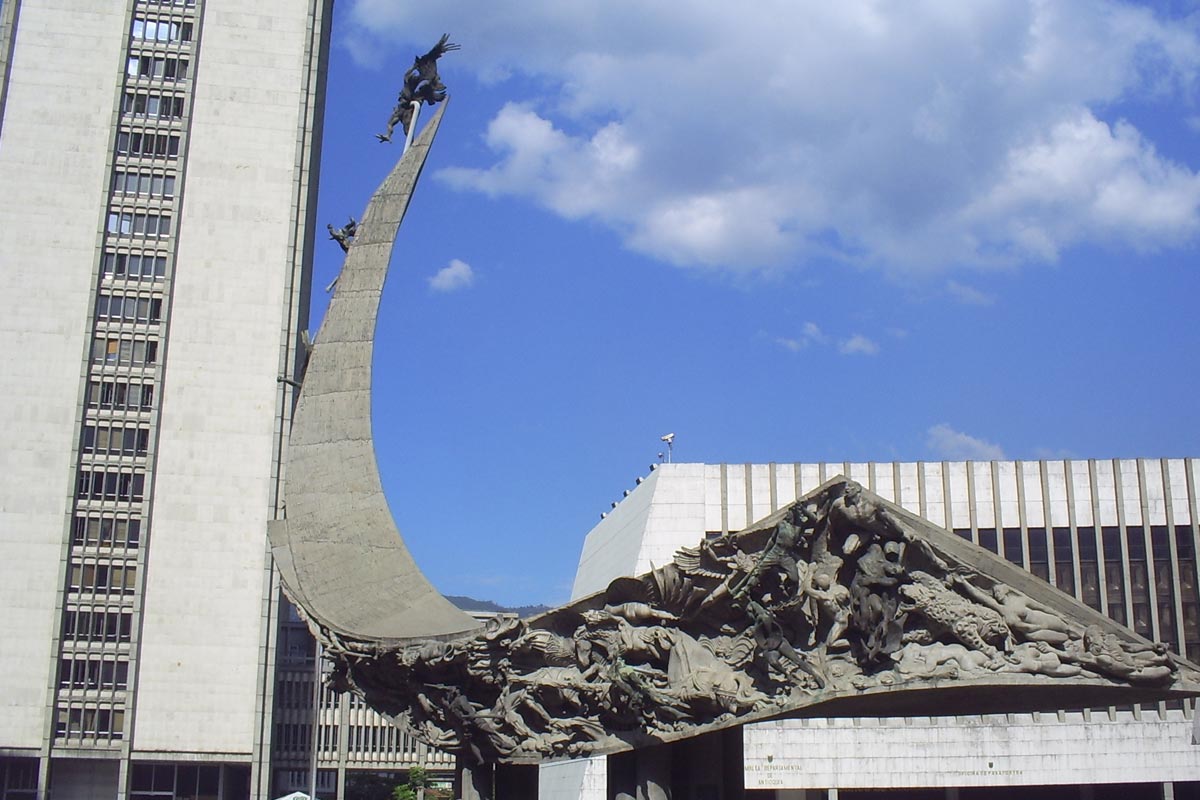 Fachada del edificio de la Asamblea Departamental de Antioquia en la Alpujarra, Medellín