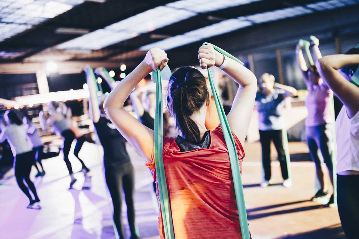 Grupo de personas haciendo ejercicio físico.