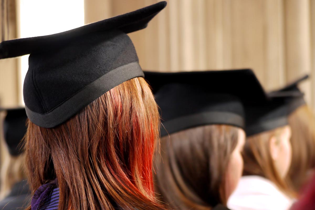 Estudiantes universitarios en su graduación