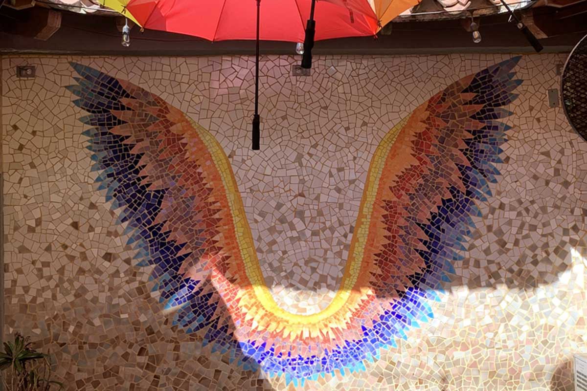 Mosaico en una pared de las alas de un ángel en el Carmen de Viboral, Antioquia.