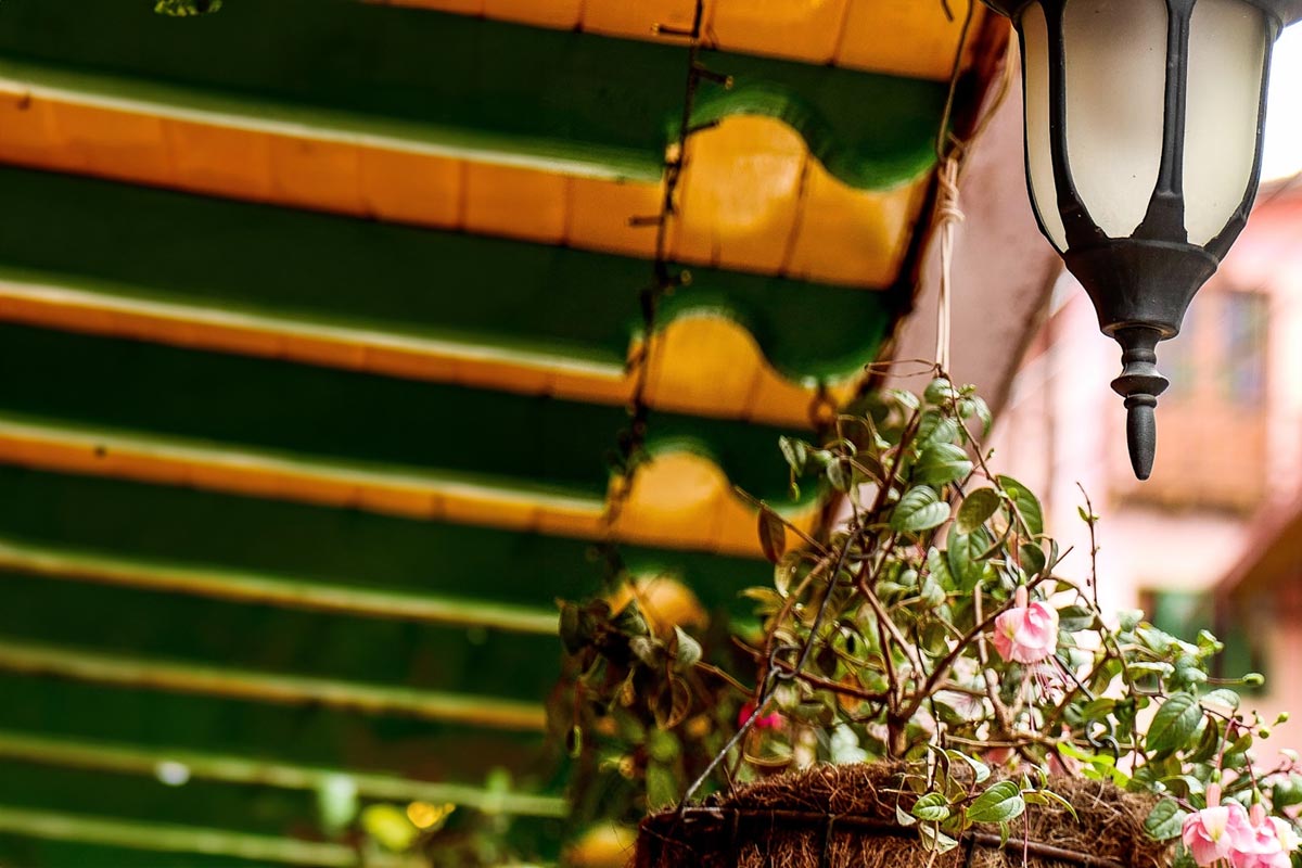 Balcón colonial con flores en el Retiro, Antioquia